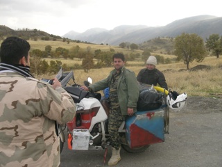 soldaat bij checkpoint